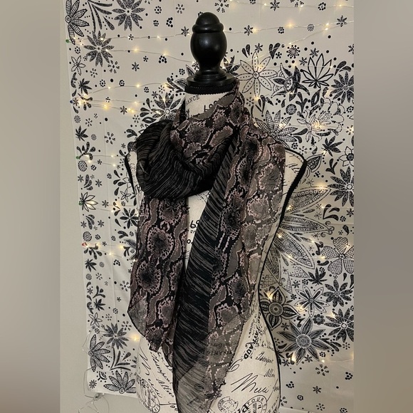 THREE scarves - three beautiful well-loved scarves / great condition - Picture 3 of 4